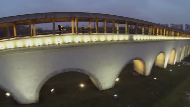 Menschen gehen am Rostokinsky Aquädukt vorbei — Stockvideo
