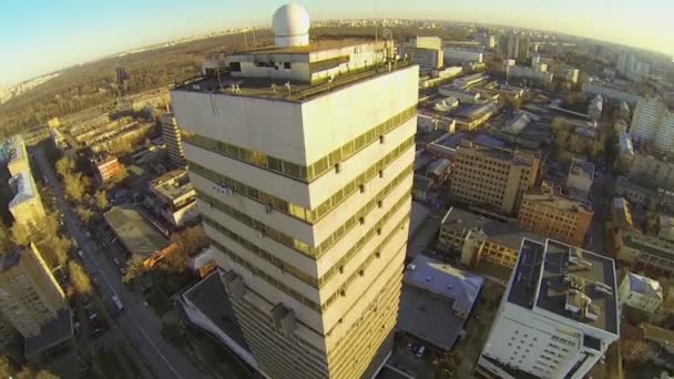 Stadtbild mit Verkehr in der Nähe von Hochhaus — Stockvideo