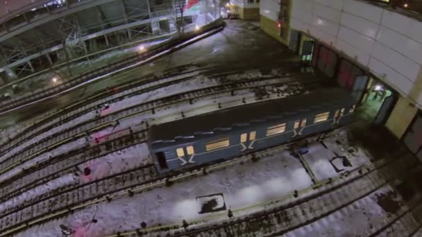 デポのゲートに電気機関車の乗り物 — ストック動画