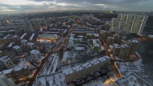 Уличное движение в снежном мегаполисе — стоковое видео