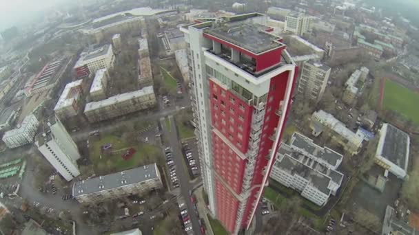 Tall byggnad av bostadskomplex — Stockvideo