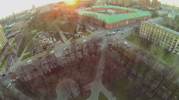 Міський пейзаж з будівлею військового комендантського полку — стокове відео