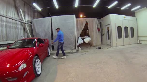 Man krijgt in rode sport auto — Stockvideo