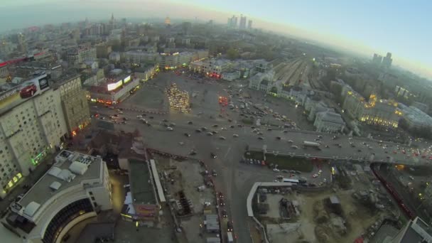 Cityscape met verkeer in de buurt van station Rizhsky — Stockvideo