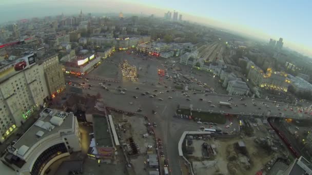 Paisaje urbano con tráfico cerca de la estación de Rizhsky — Vídeo de stock