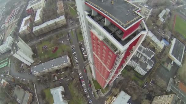 Auto giro vicino edificio alto — Video Stock