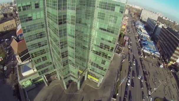 Trafic routier près du gratte-ciel Sokolinaya Gora — Video