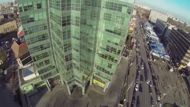 Straatverkeer in de buurt van wolkenkrabber Sokolinaya Gora — Stockvideo