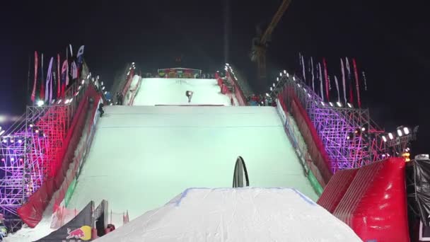 Snowboarders en trampolín en concurso — Vídeo de stock