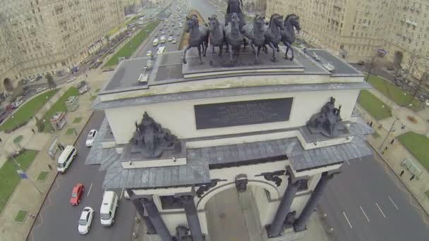 City traffic near triumphal arch — Stock Video