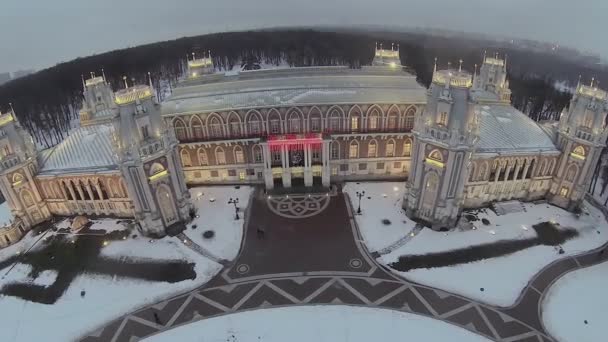 Palacio con iluminación en Tsaritsyno — Vídeo de stock