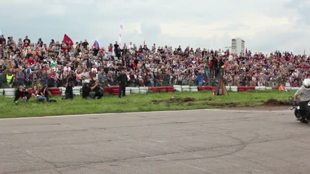 Člověk jezdí na motorce bez rukou — Stock video