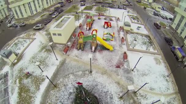 Patio con parque infantil y árbol de Navidad — Vídeos de Stock