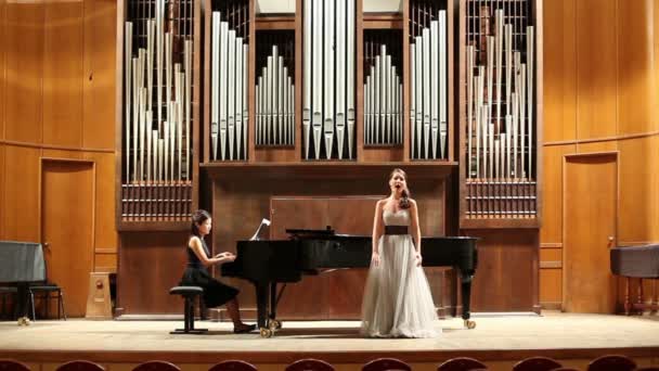 Mujer pianista y cantante de ópera — Vídeo de stock