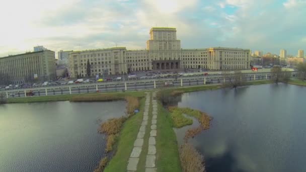 Lagoas no parque Lefortovsky perto de MGTU — Vídeo de Stock