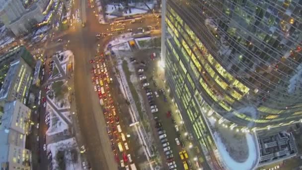 Verkeer op Crossroad in de buurt van kantoorgebouw — Stockvideo