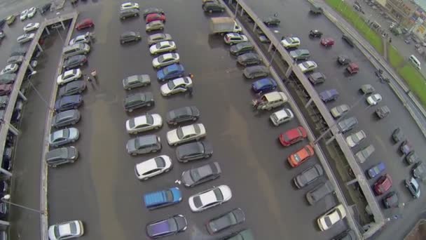 Carros passeio por grande estacionamento — Vídeo de Stock