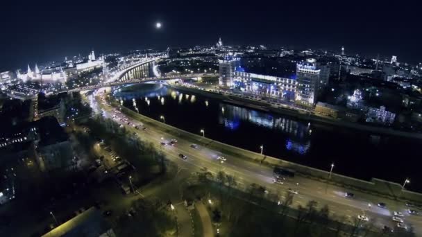 Ruch samochodowy w pobliżu Estrada Theater — Wideo stockowe