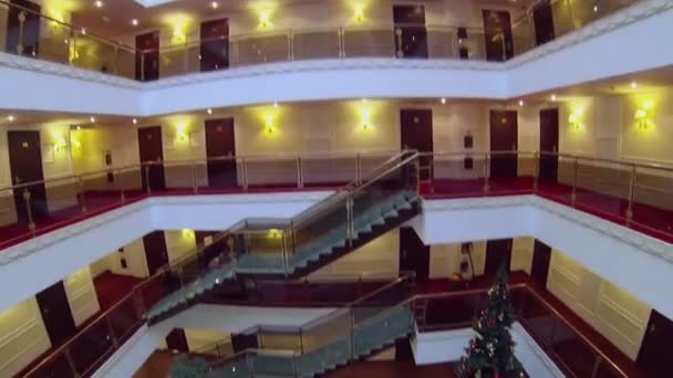 Foyer del hotel con árbol de Navidad — Vídeos de Stock