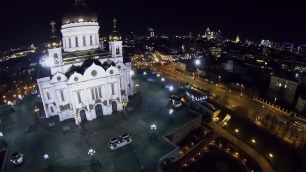 Pejzaż miejski z ruchem w pobliżu katedry Chrystusa Zbawiciela — Wideo stockowe