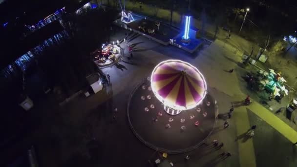 Amusement draait met vliegende stoelen — Stockvideo