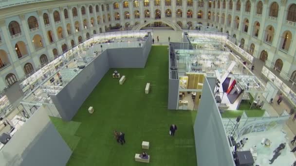 Mensen lopen in Hall of Exhibition Center — Stockvideo