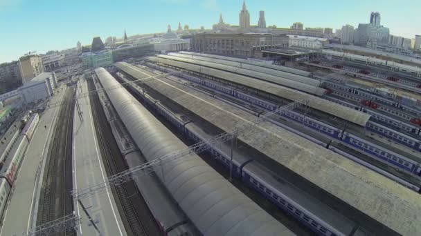 Cityscape z pociągami na stacji kolejowej Yaroslavsky — Wideo stockowe