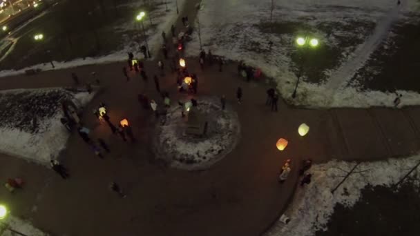 Group of people launch japanese lanterns — Stock Video