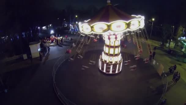 Ludzie jeżdżą na karuzeli z latającymi krzesłami — Wideo stockowe