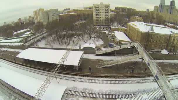 Burgers wachten op trein op railroad station — Stockvideo