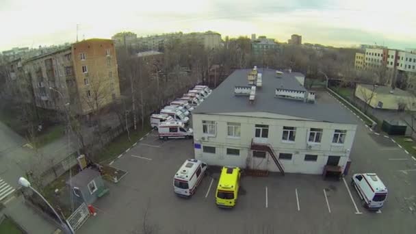 Emergency cars near ambulance station — Stock Video