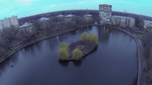 Woningen aan de oever van Egersky pond — Stockvideo