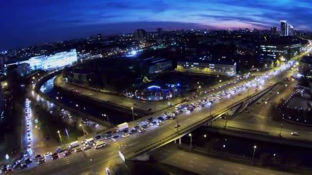 Paisaje urbano con tráfico en puente de marineros — Vídeo de stock