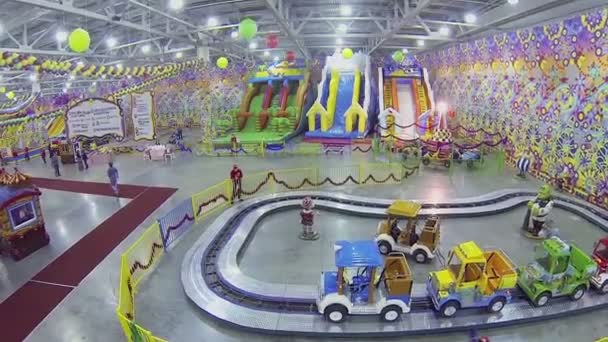 Amusement gebied voor kinderen in Crocus City — Stockvideo