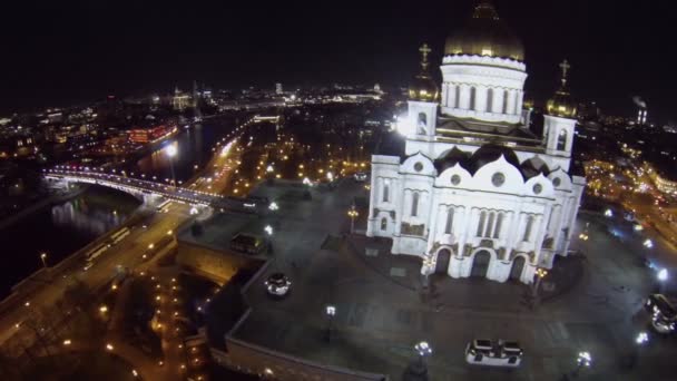 Cityscape s dopravou blízko mostu Patriarshiy — Stock video