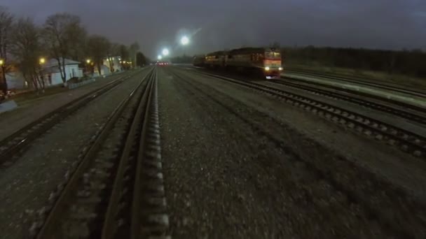 Diesel trein met lampen standaards — Stockvideo