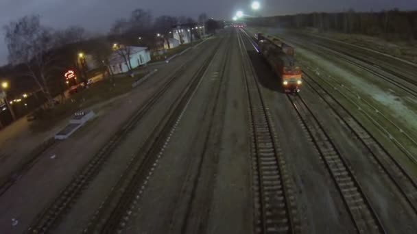 Дизель поезда стоят на железнодорожных путях — стоковое видео
