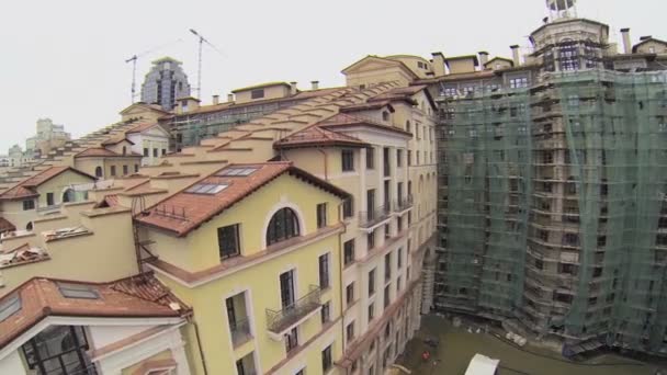 Фасад жилого комплекса Итальянский квартал — стоковое видео