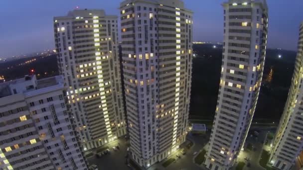 Hus av bostadskomplex med belysning — Stockvideo