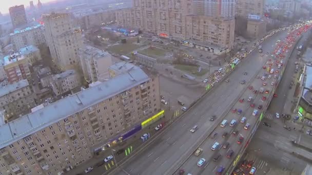 Движение по улице Гавриковой в зимний вечер — стоковое видео