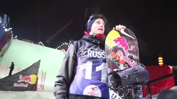 Konkurrent mit Snowboard nach Wettkampf — Stockvideo