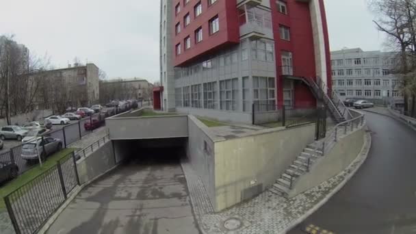 Poort van ondergrondse parkeergarage — Stockvideo