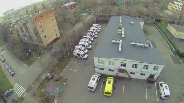 Urban sector with emergency cars parked — Stock Video