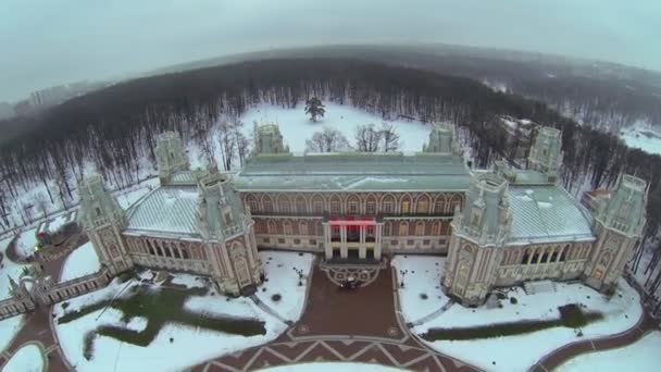 Парк біля будівлі палацу в Царицино — стокове відео