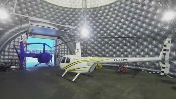 Adam helikopter hareket ediyor — Stok video