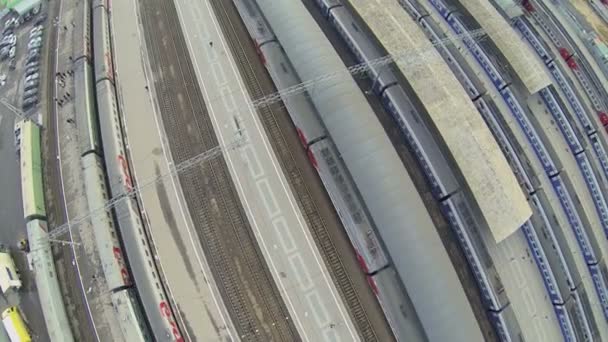 Paysage urbain avec des trains dans les gares de Iaroslavsky — Video