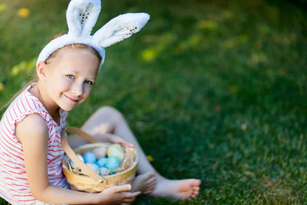 Kleines Mädchen mit Ostereiern — Stockfoto