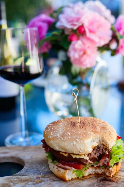 Delizioso hamburger fatto in casa — Foto Stock