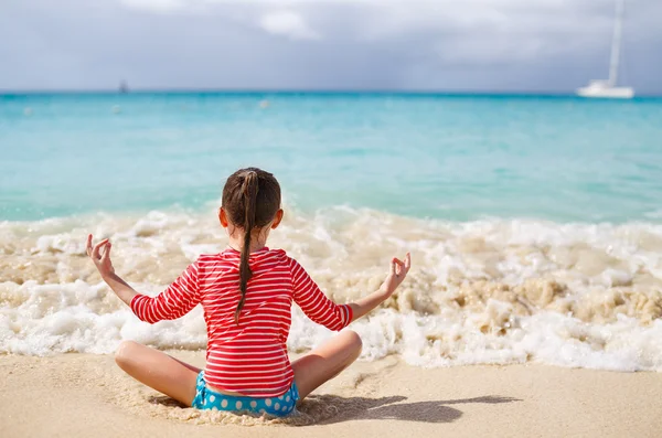 Kleines Mädchen im Urlaub — Stockfoto