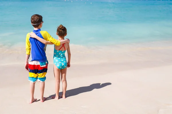 Kinderen plezier op strand — Stockfoto